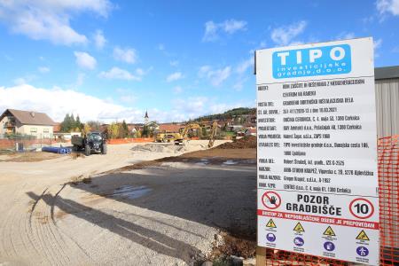 GRADNJA DOMA ZAŠČITE IN REŠEVANJA Z MEDGENERACIJSKIM CENTROM RAKEK 1 FOTO LJUBO VUKELIČ (2)